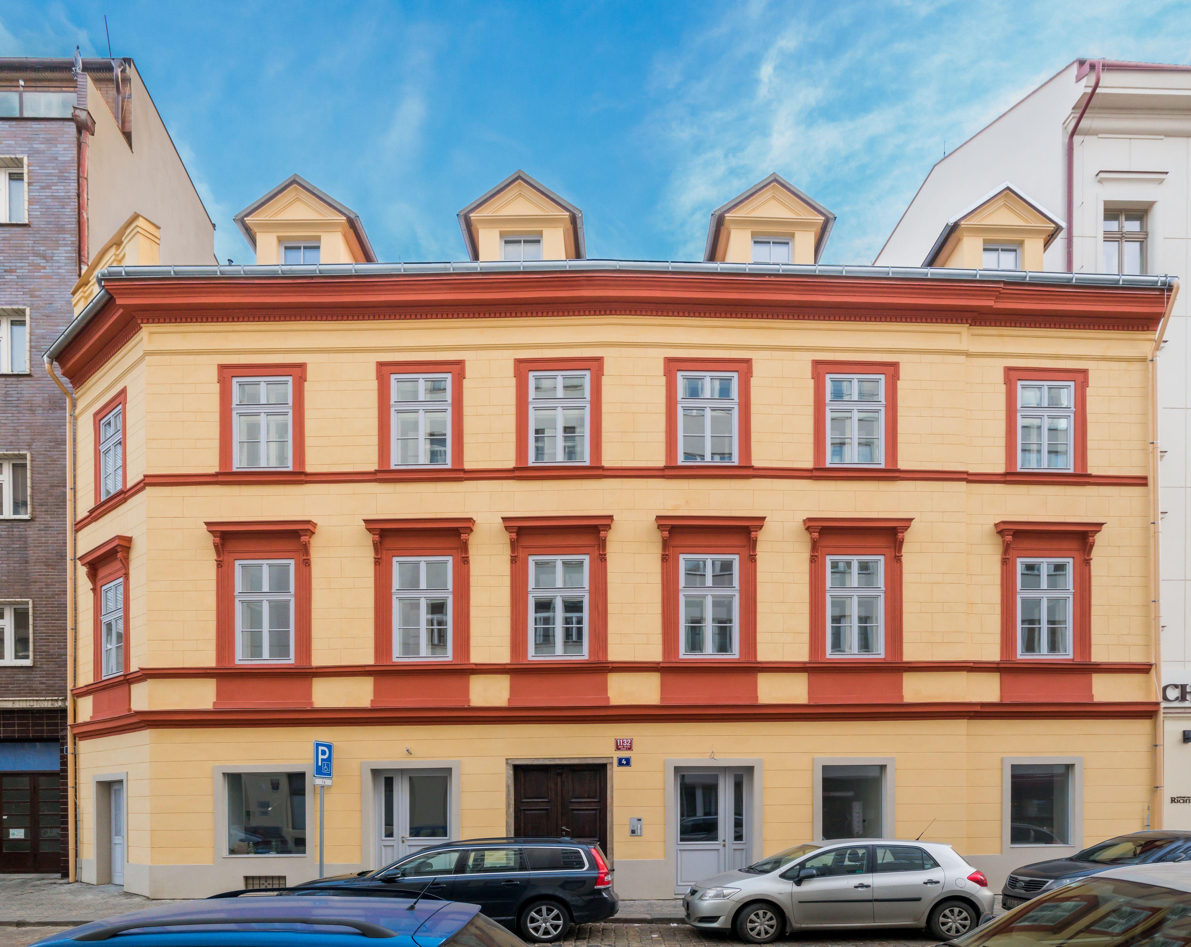 4 Trees Apartments By Adrez, Prague